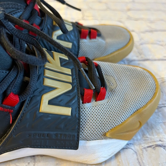 NIKE FUTURE COURT BLACK/RED/GOLD YOUTH SIZE 5 BASKETBALL SHOES FROM (2020) - Picture 6 of 9